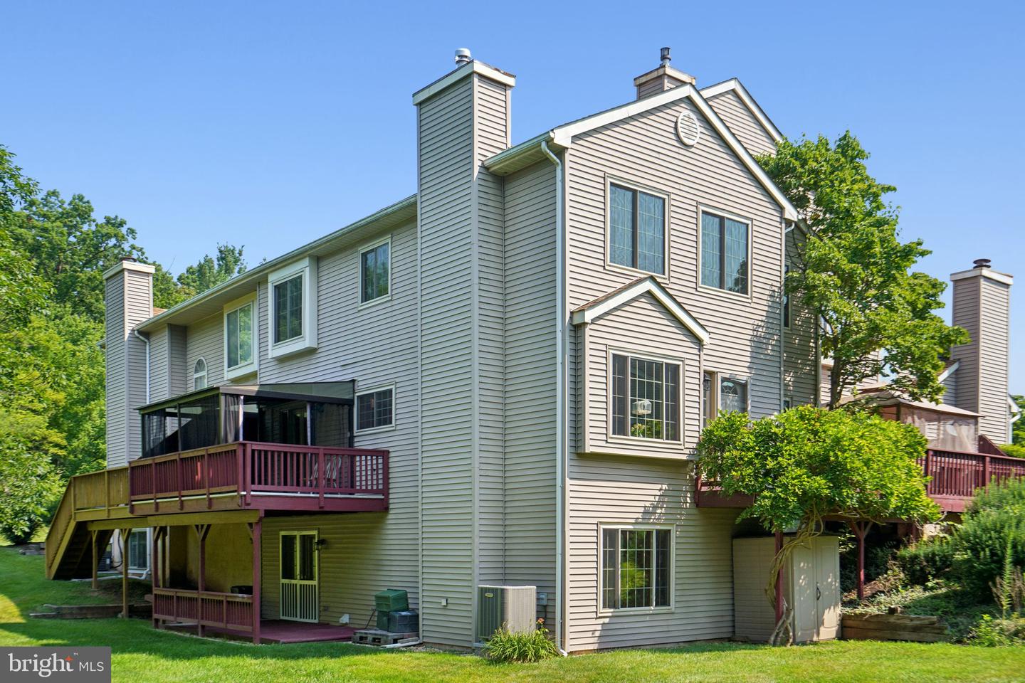 372 Pondview Dr