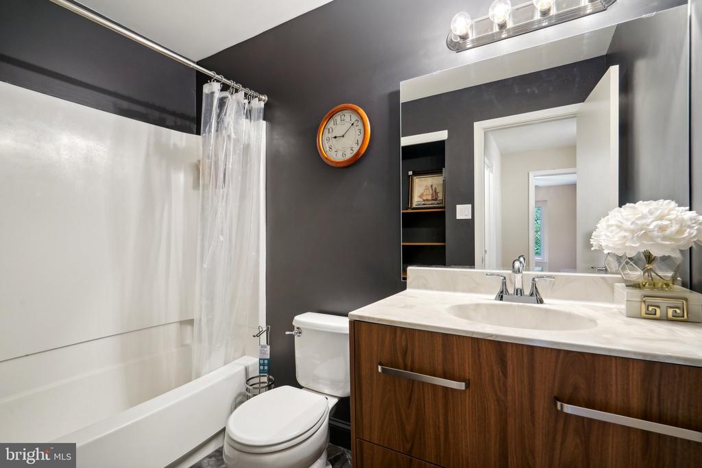 372 Pondview Dr