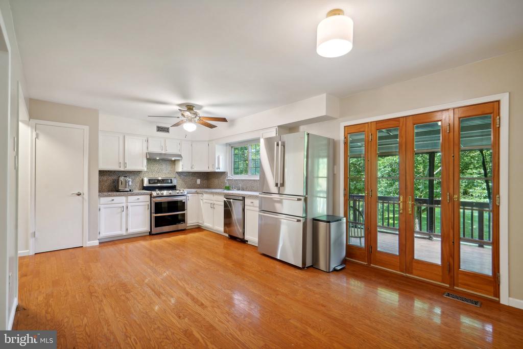 372 Pondview Dr