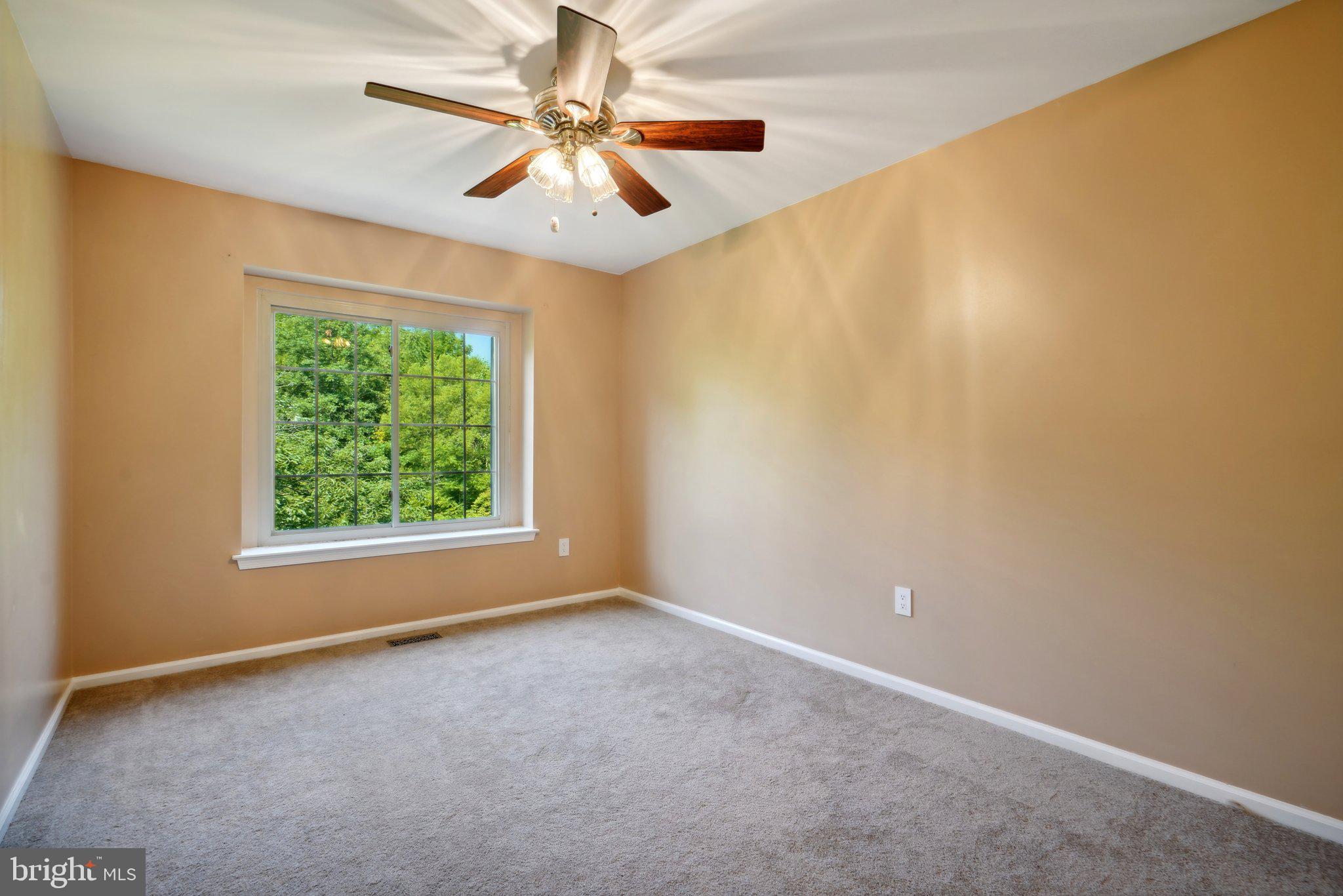 372 Pondview Dr