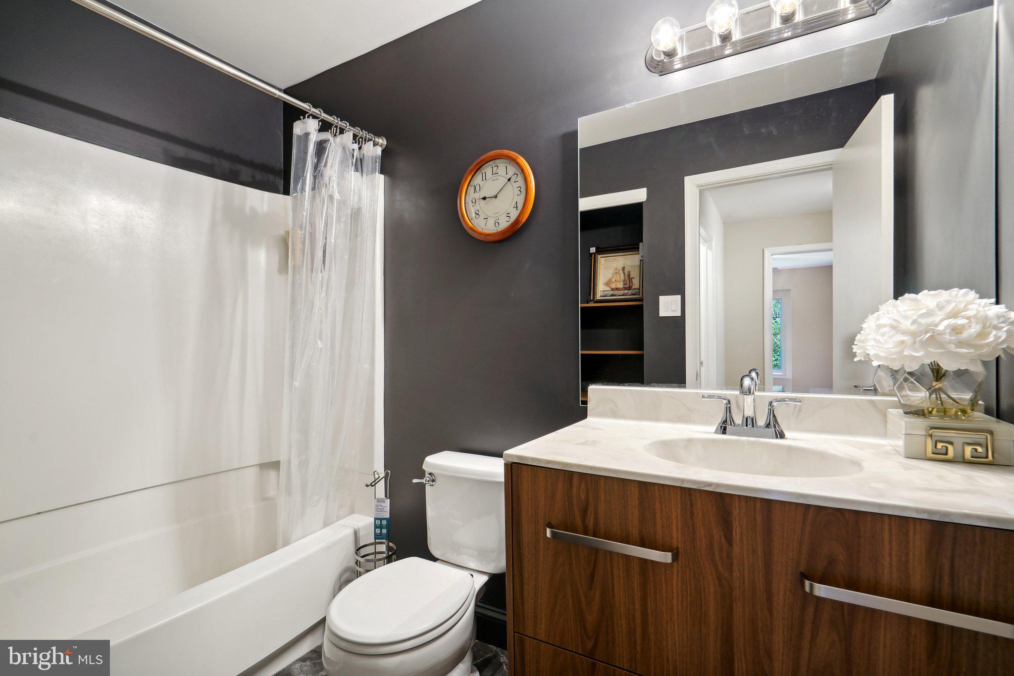 372 Pondview Dr