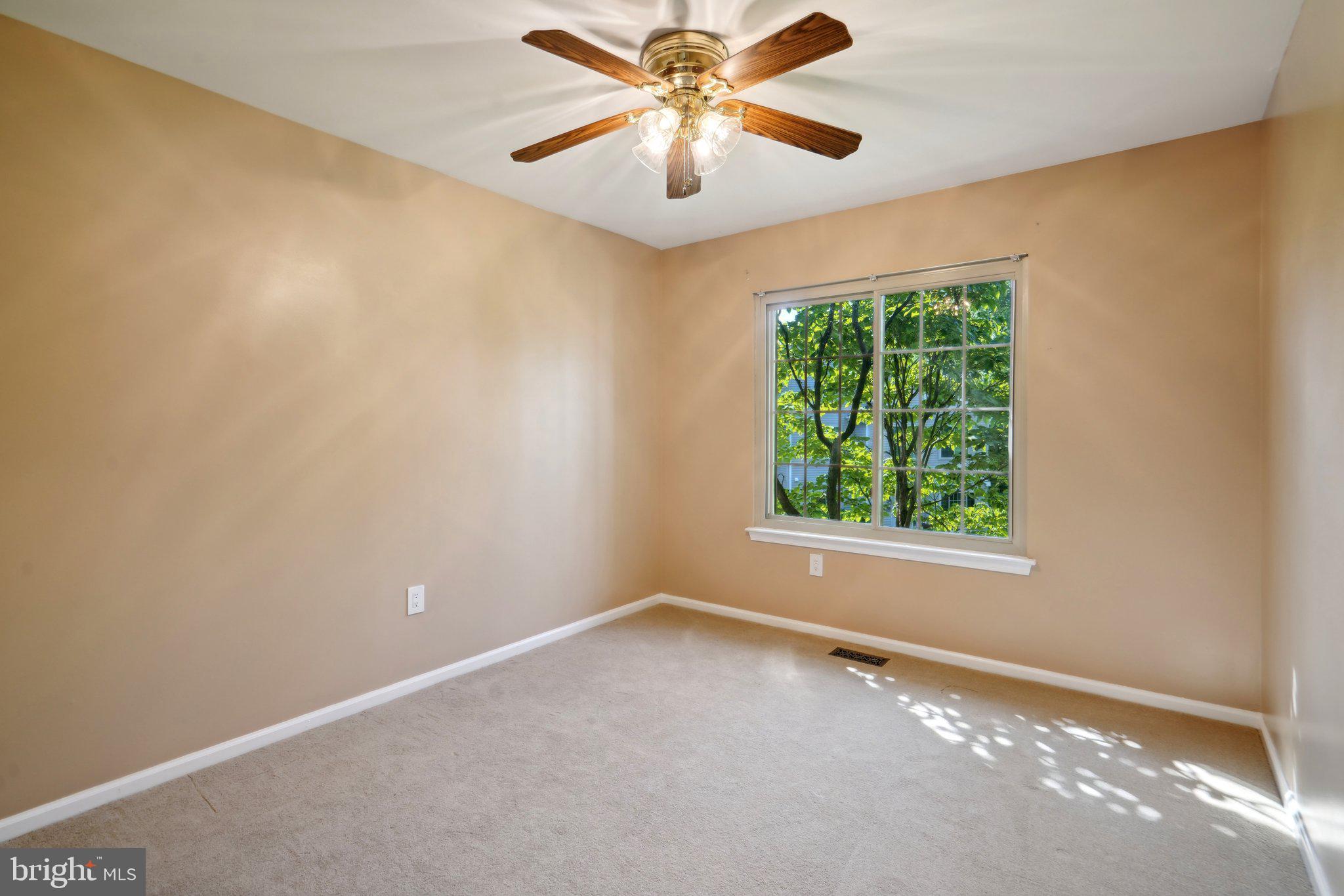 372 Pondview Dr