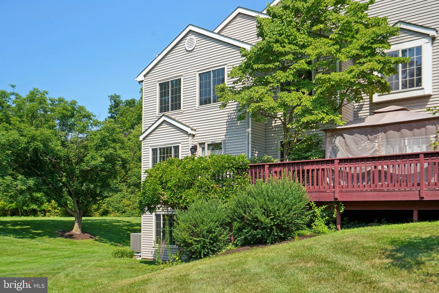 372 Pondview Dr