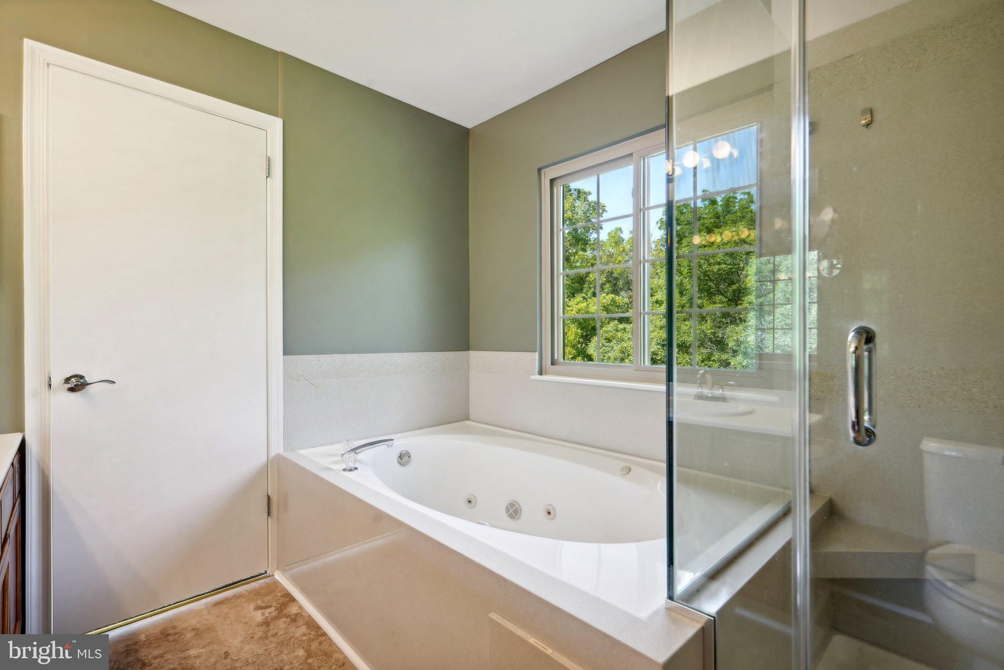 372 Pondview Dr