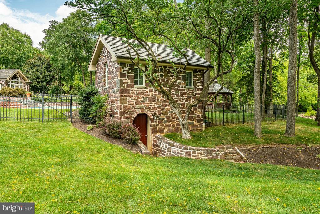 601 W PROSPECT (GWYNWOOD FARM) AVENUE