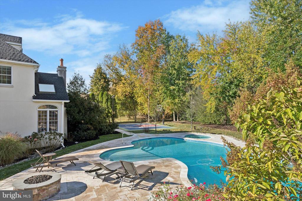 205 AMOUR CIRCLE