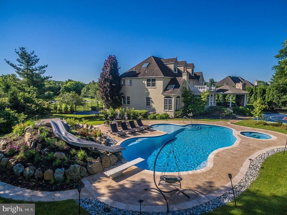 205 AMOUR CIRCLE