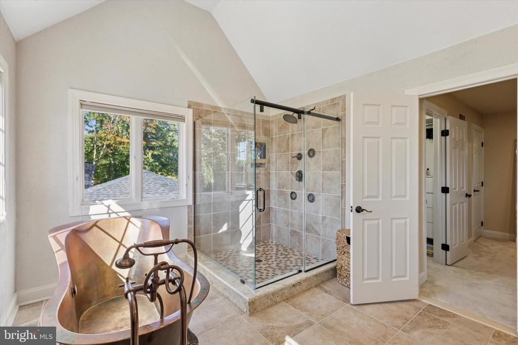 205 AMOUR CIRCLE
