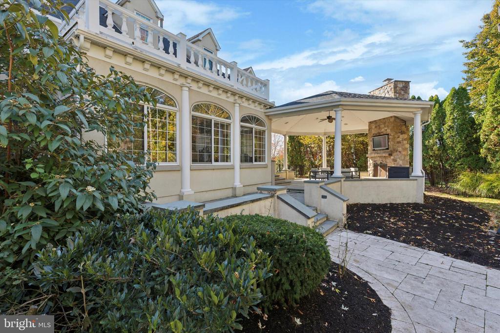 205 AMOUR CIRCLE