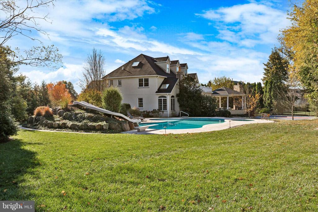 205 AMOUR CIRCLE