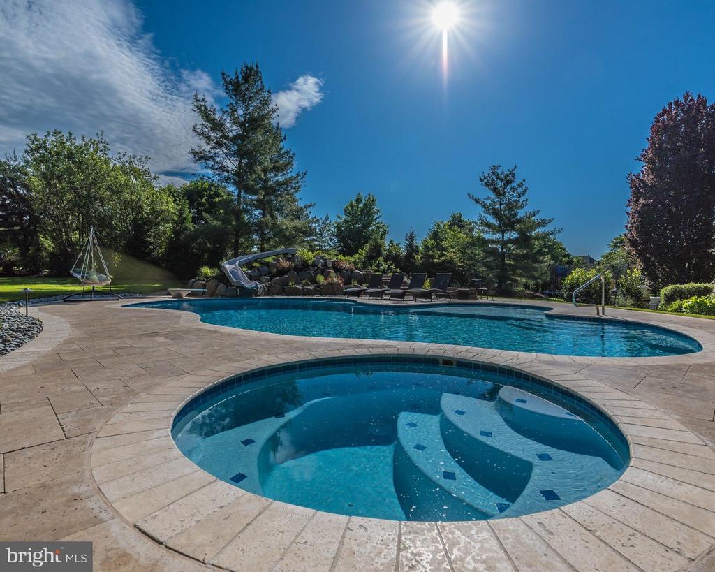 205 AMOUR CIRCLE