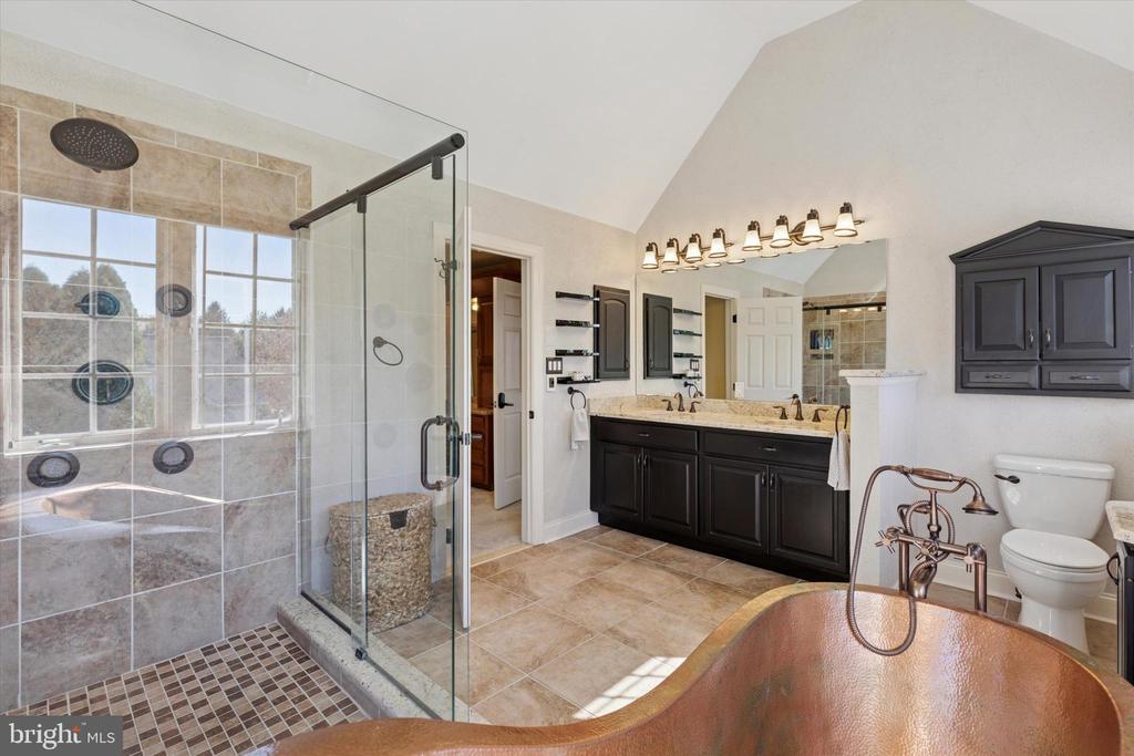 205 AMOUR CIRCLE