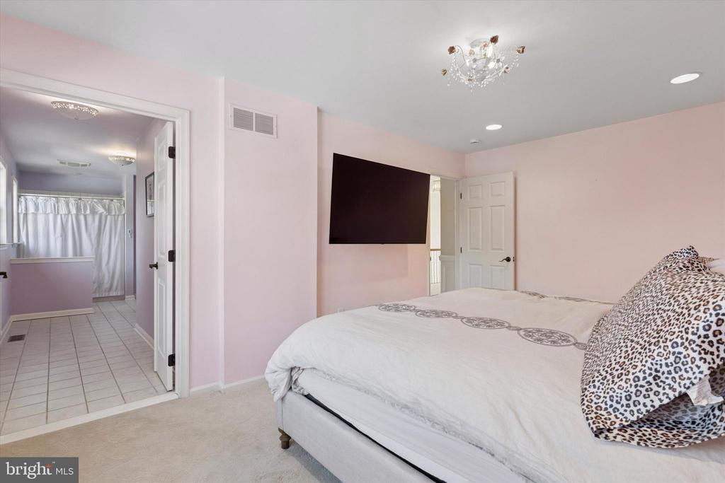 205 AMOUR CIRCLE