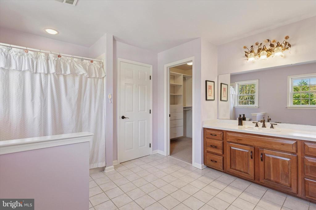 205 AMOUR CIRCLE