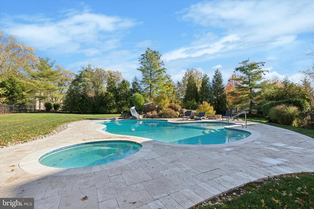 205 AMOUR CIRCLE