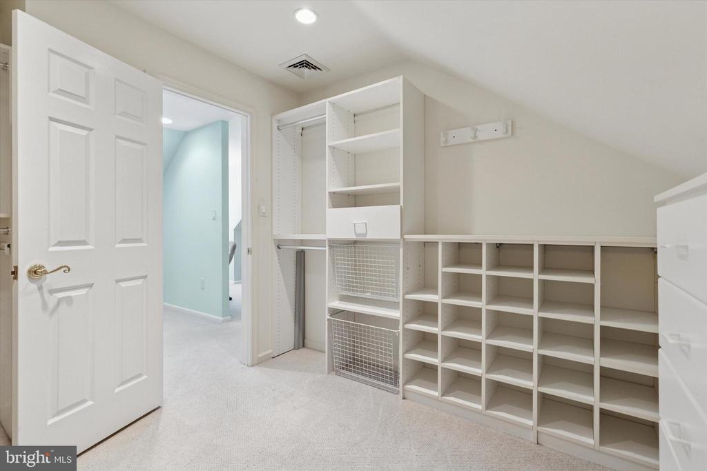 205 AMOUR CIRCLE