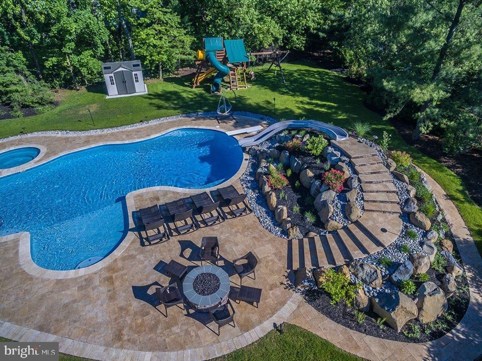 205 AMOUR CIRCLE