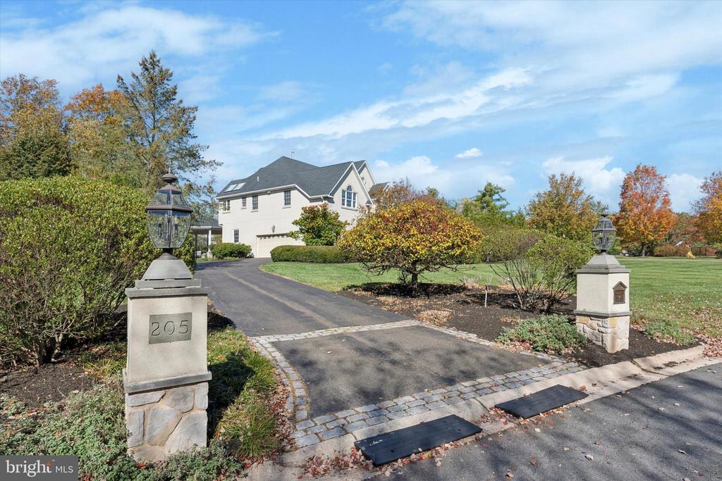 205 AMOUR CIRCLE
