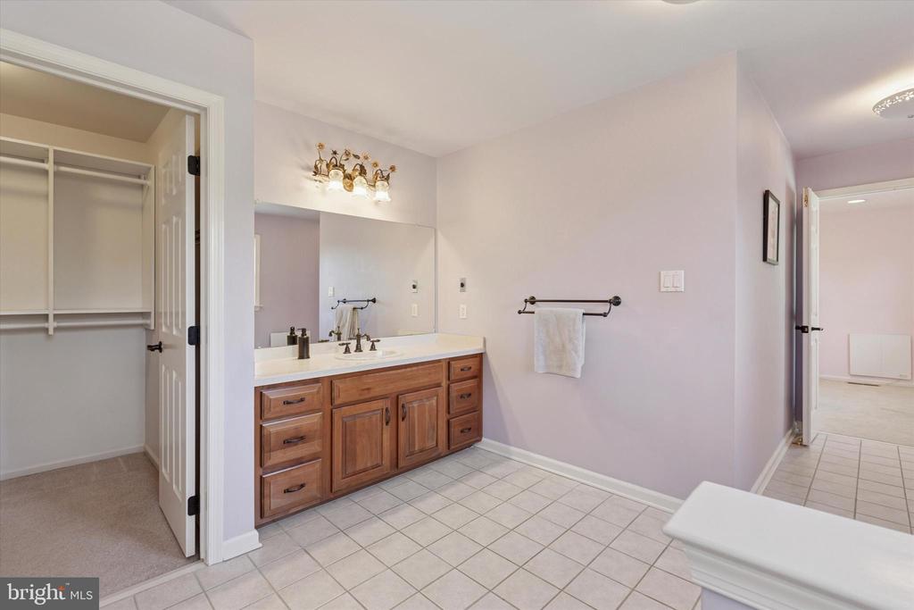 205 AMOUR CIRCLE