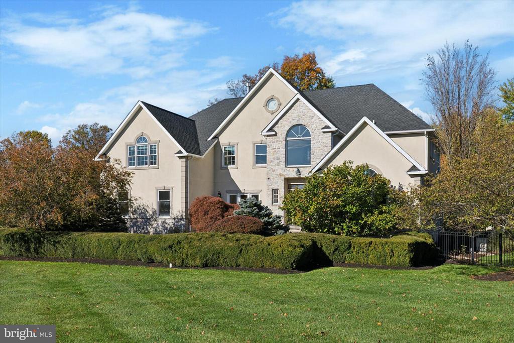 205 AMOUR CIRCLE