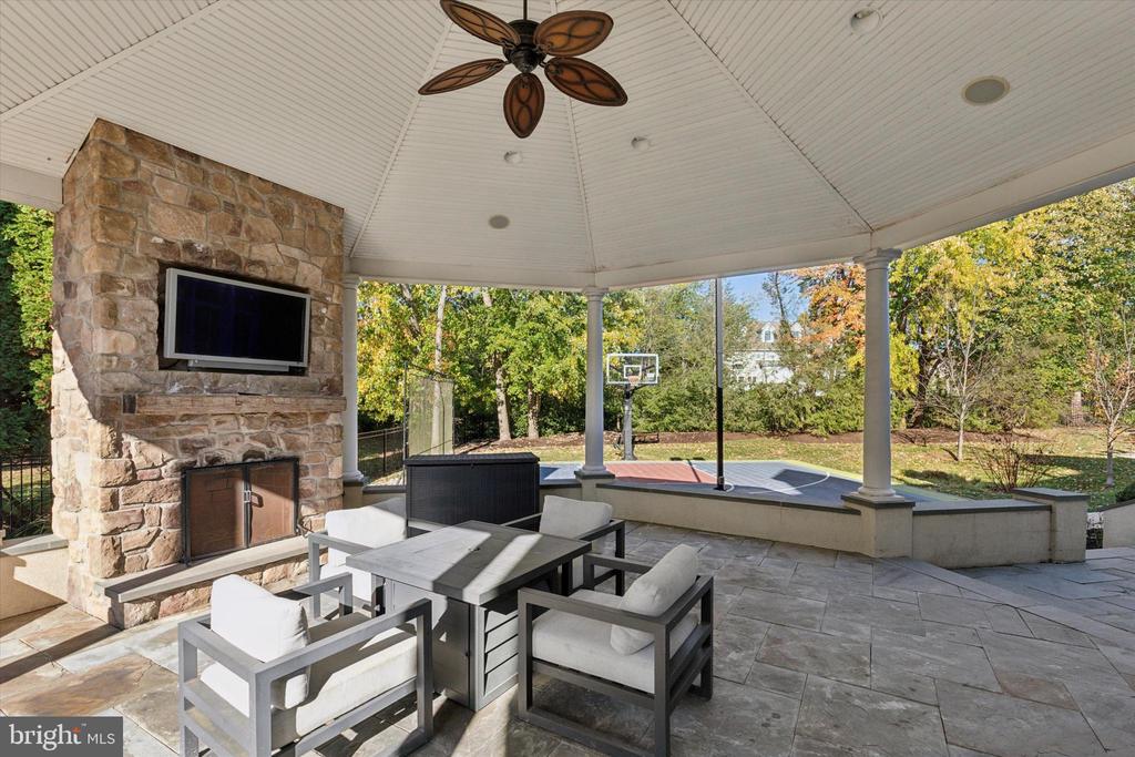 205 AMOUR CIRCLE