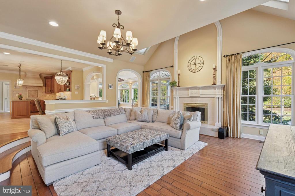 205 AMOUR CIRCLE