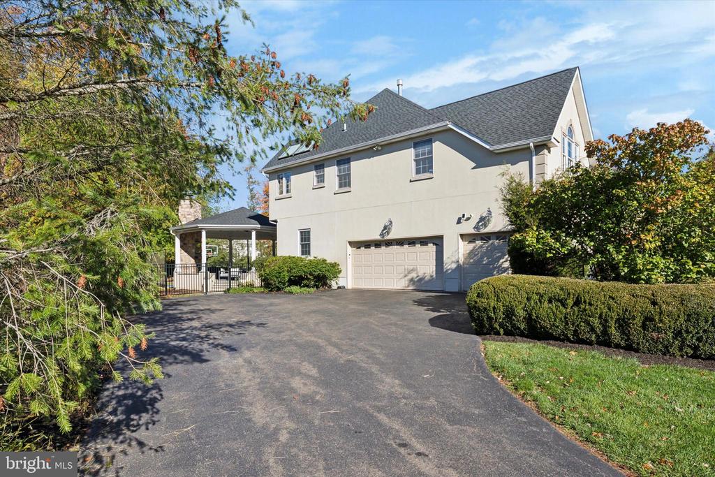 205 AMOUR CIRCLE