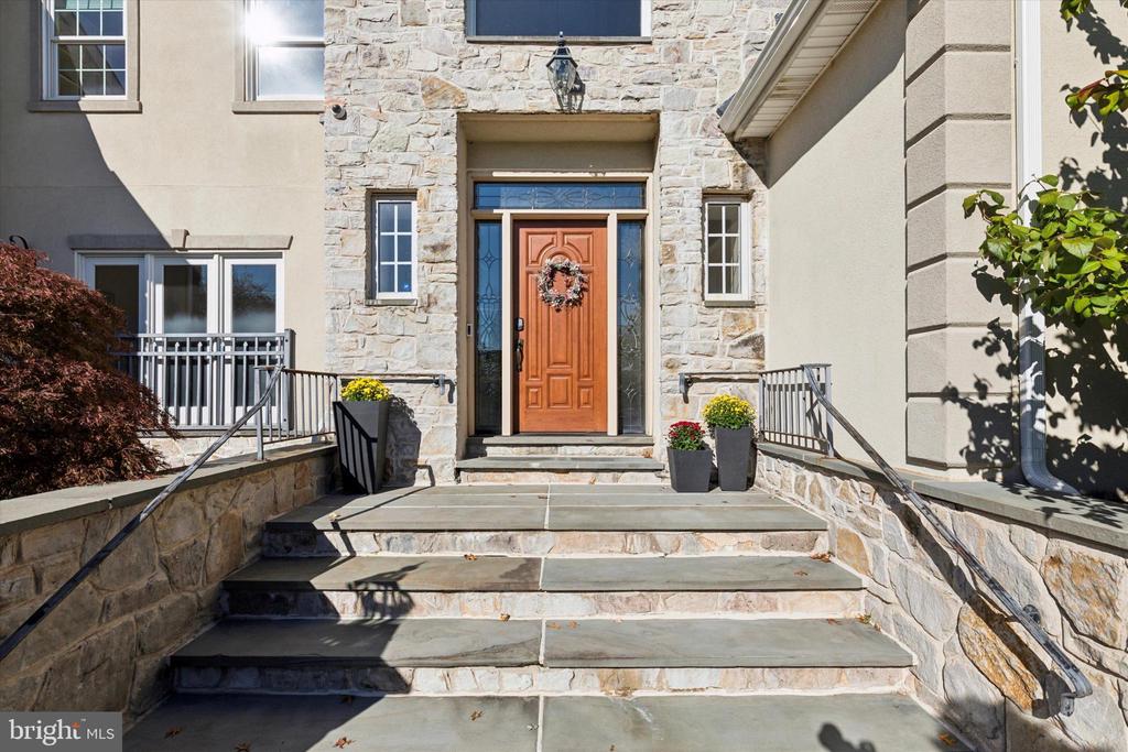 205 AMOUR CIRCLE