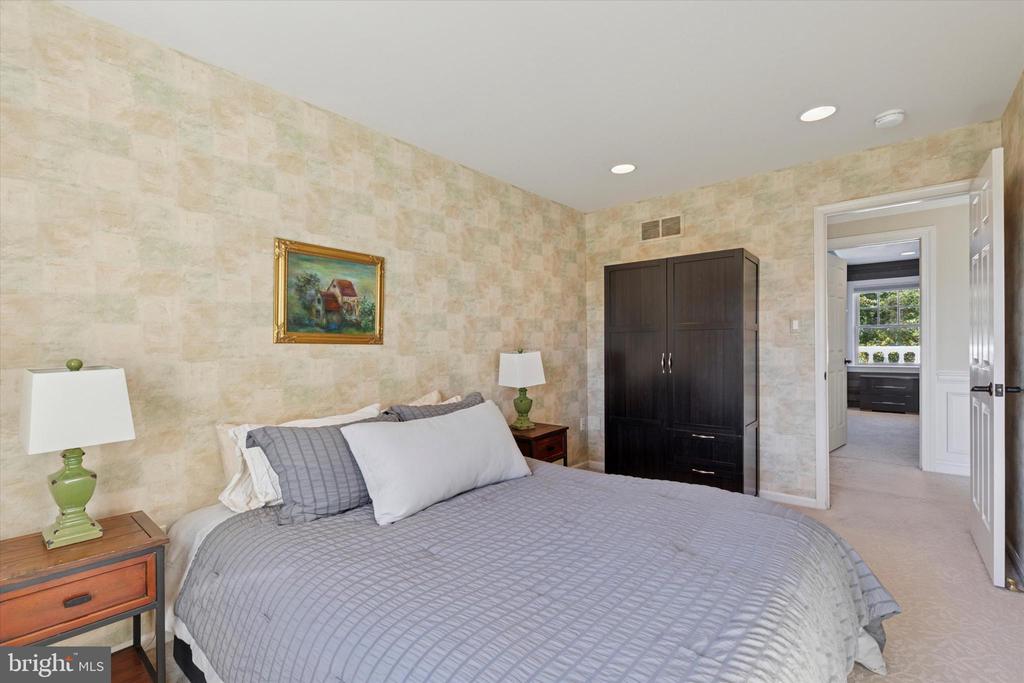 205 AMOUR CIRCLE