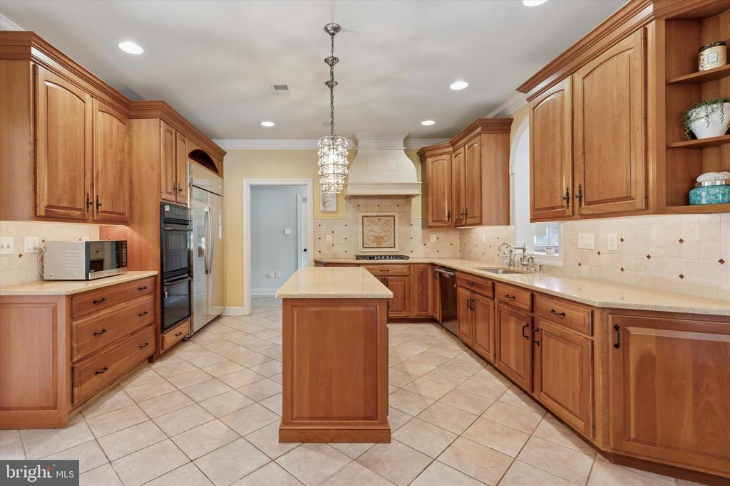 205 AMOUR CIRCLE
