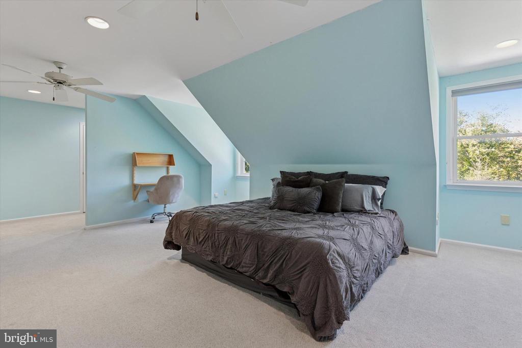 205 AMOUR CIRCLE