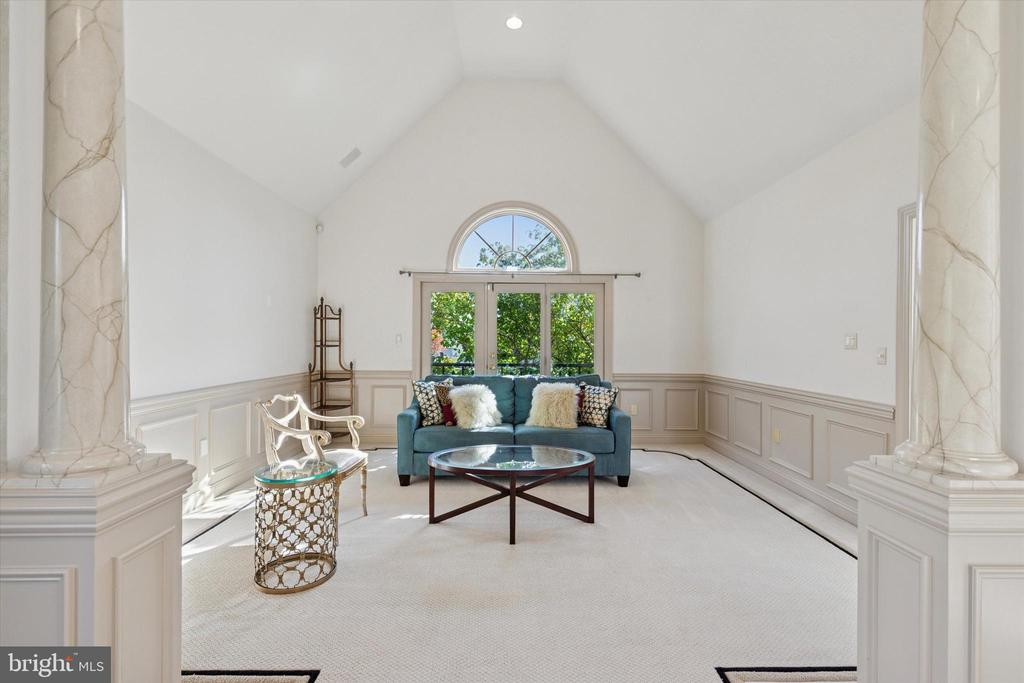 205 AMOUR CIRCLE