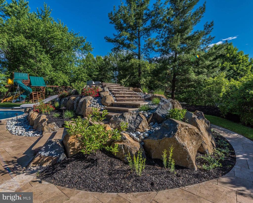 205 AMOUR CIRCLE