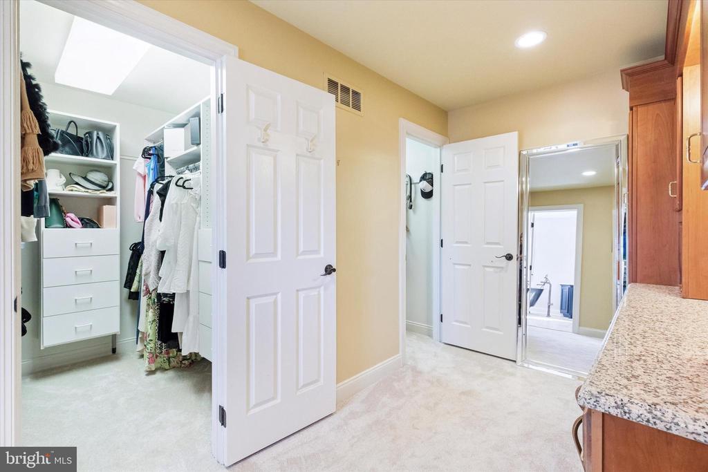 205 AMOUR CIRCLE