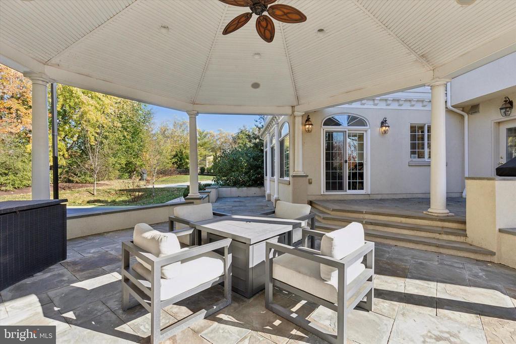 205 AMOUR CIRCLE