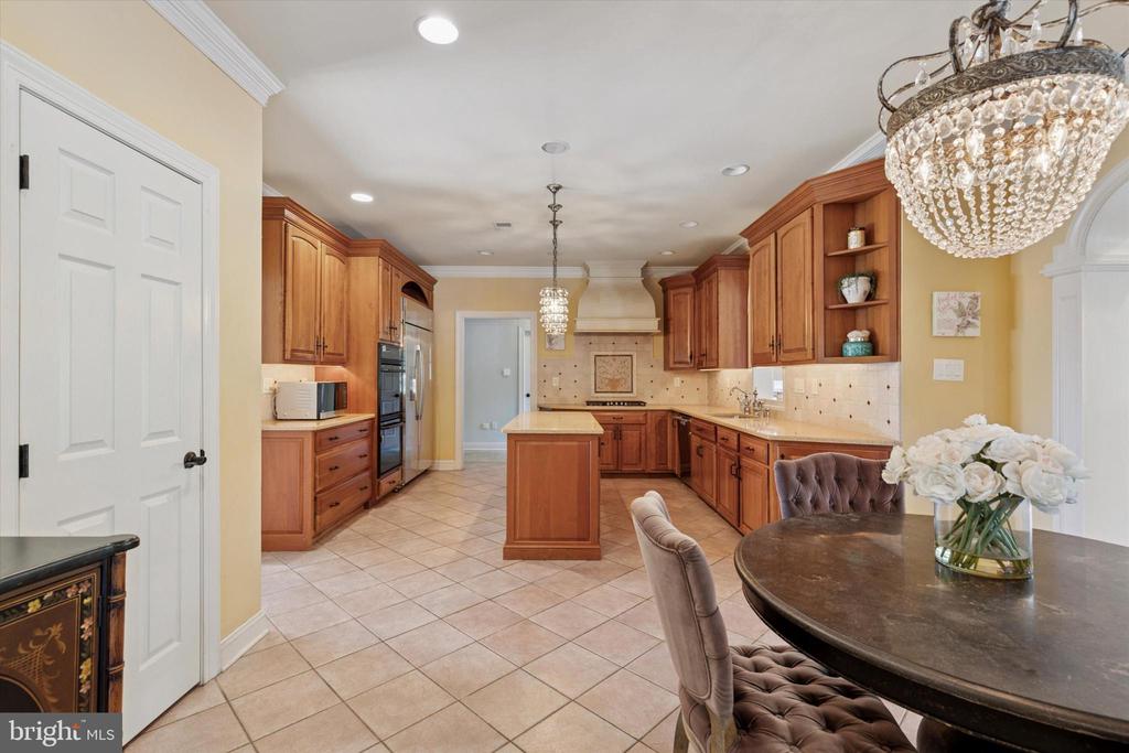 205 AMOUR CIRCLE
