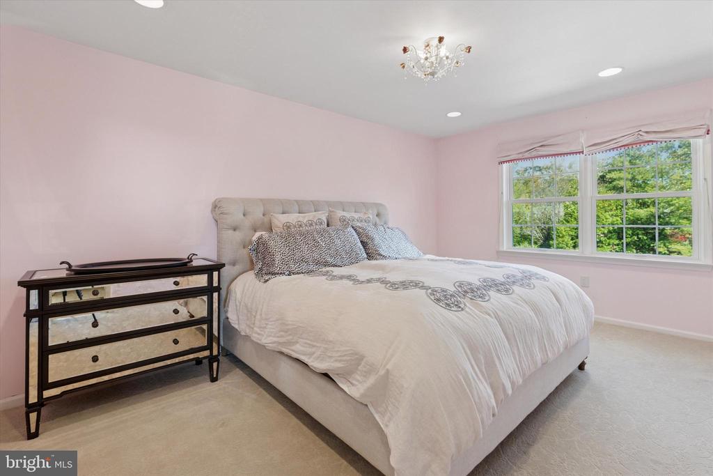 205 AMOUR CIRCLE
