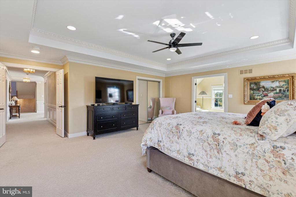 205 AMOUR CIRCLE