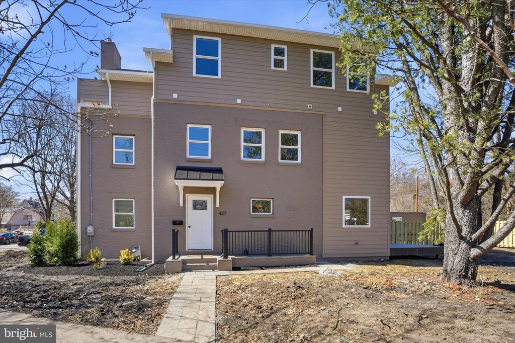 427 GROVE PLACE