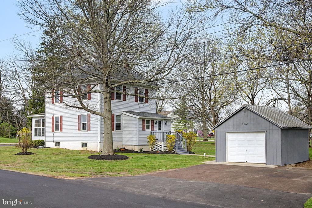 1261 SNYDER ROAD