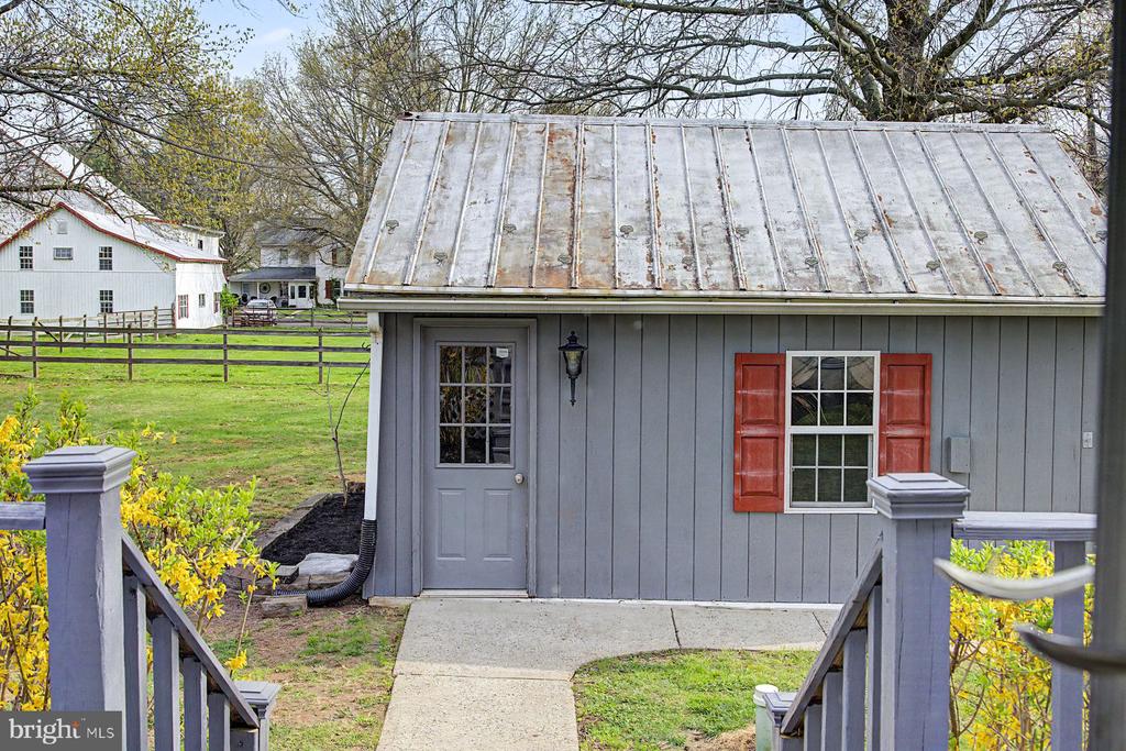 1261 SNYDER ROAD