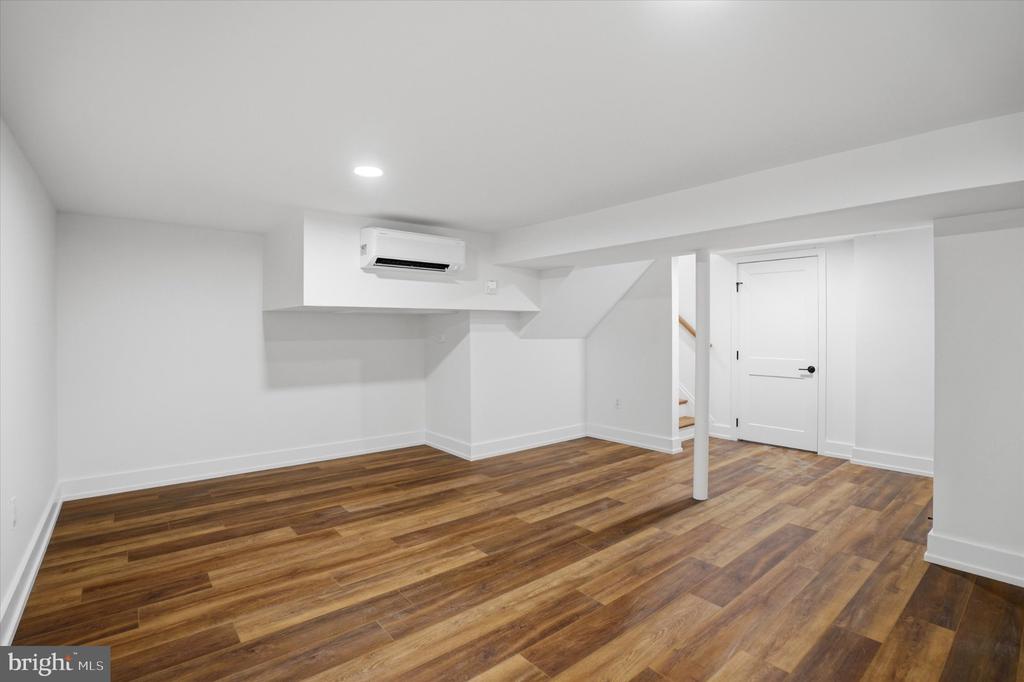425 GROVE PLACE