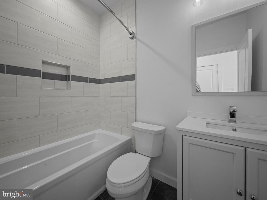 106-112-12 W Jefferson St #2