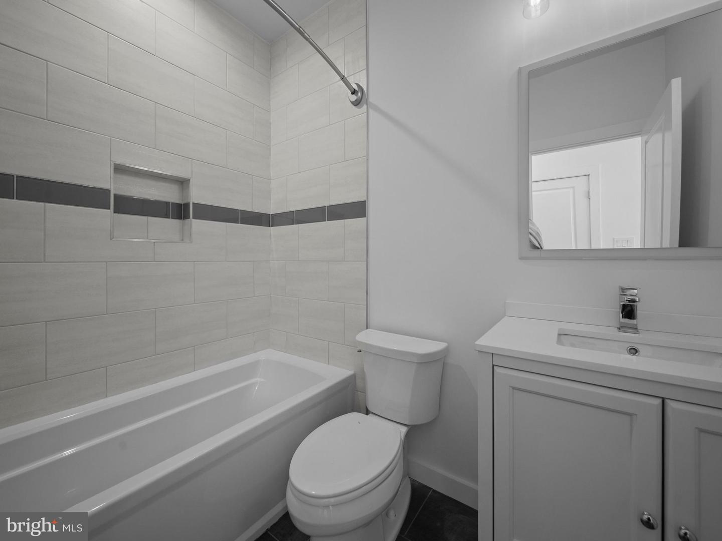 106-112-12 W Jefferson St #2