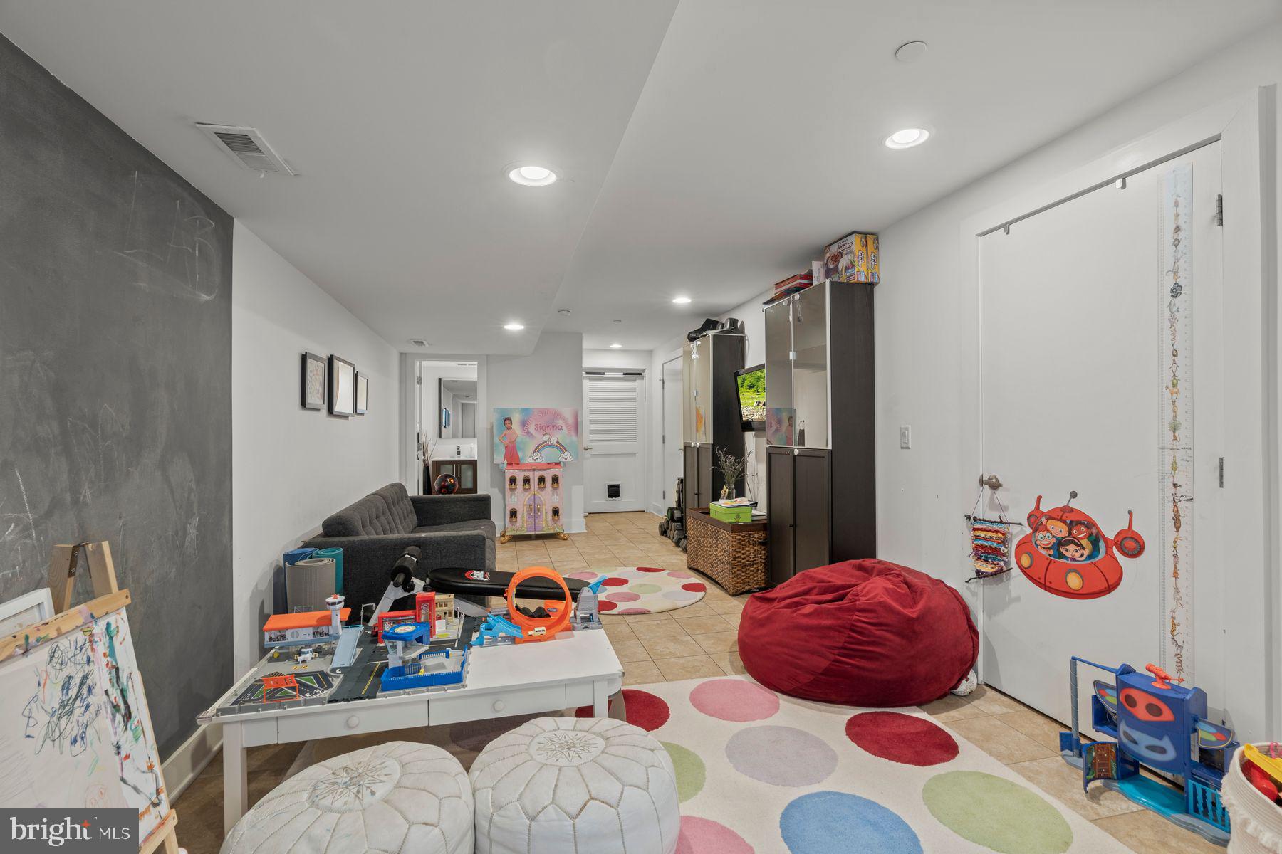 1124 N AMERICAN STREET 34 8