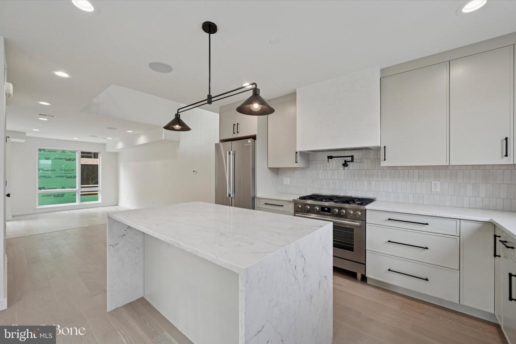 602 N BRENNA WALK