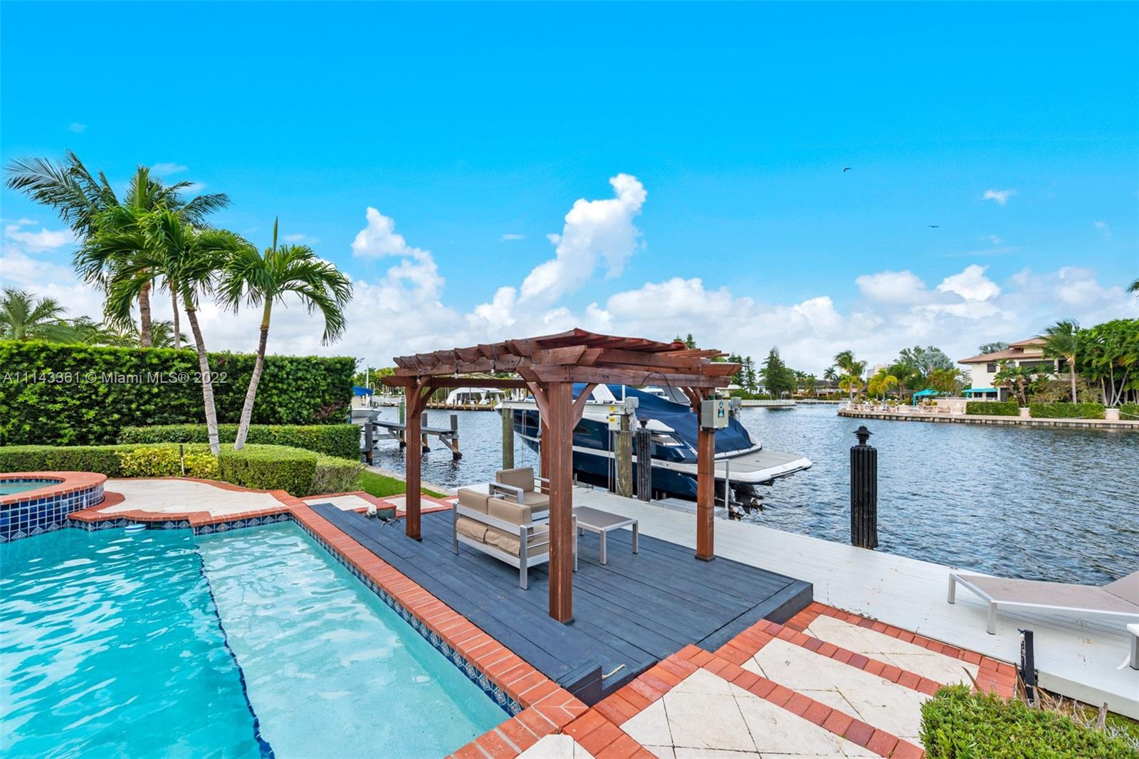 318 Holiday Dr