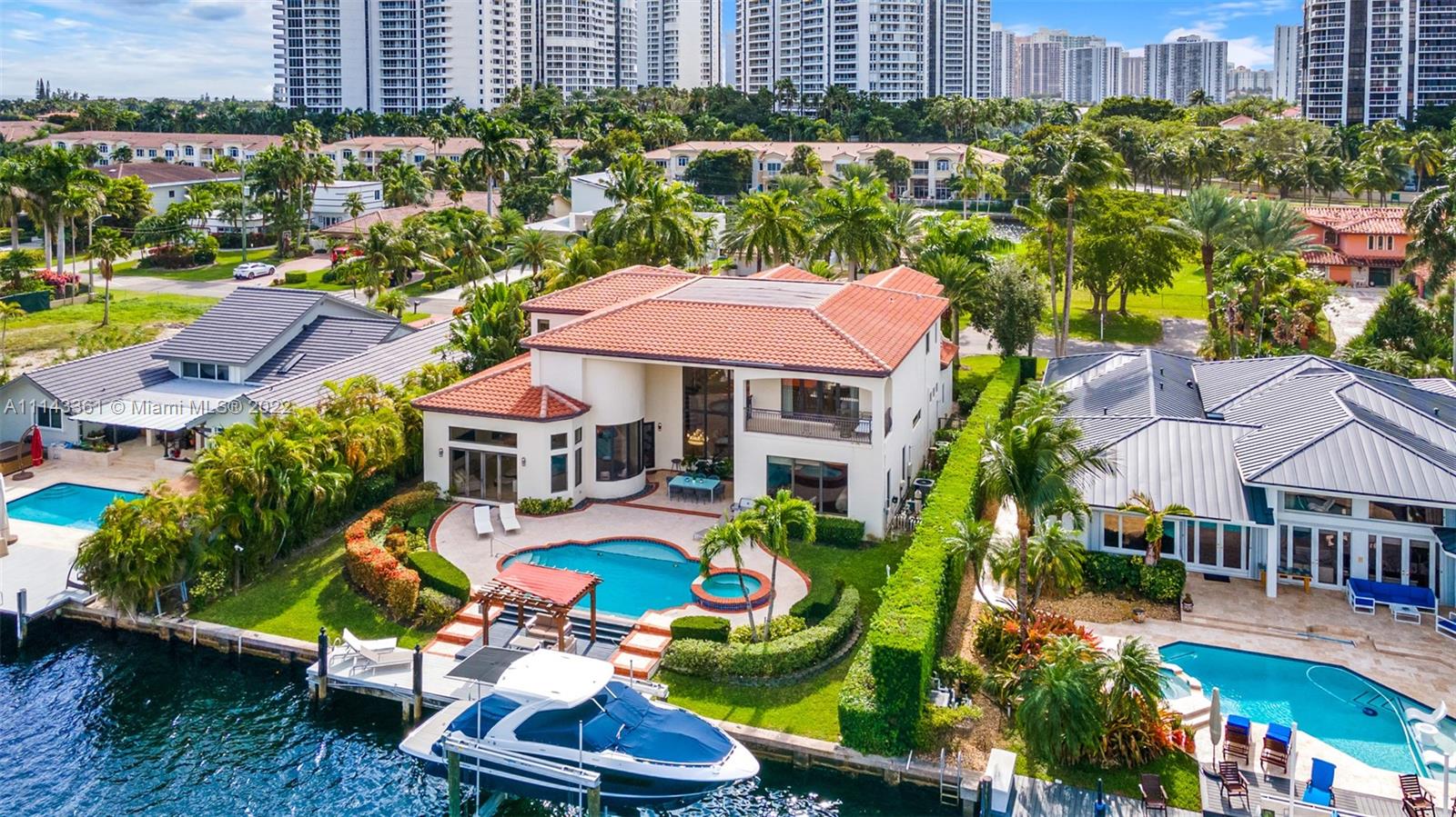 318 Holiday Dr