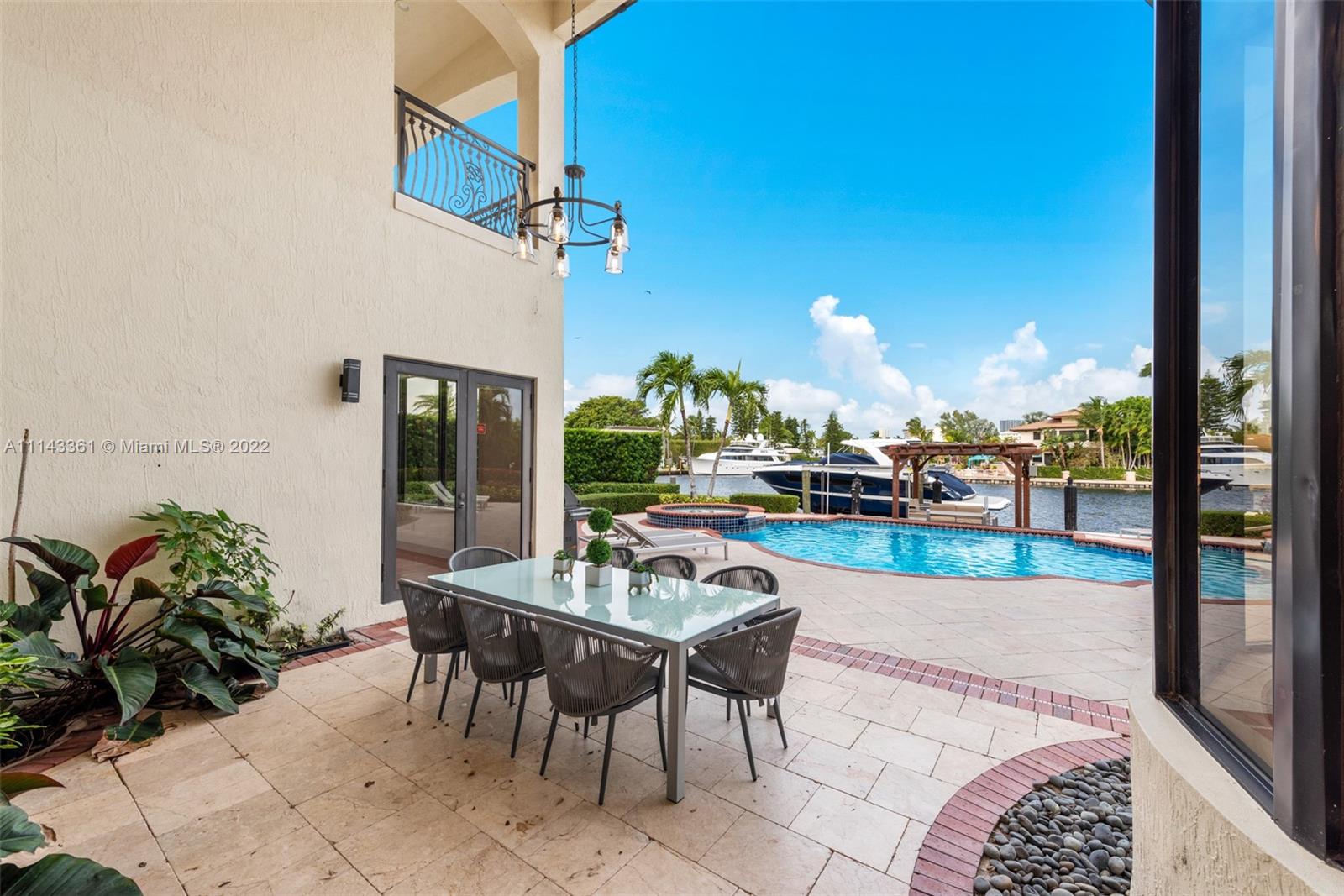 318 Holiday Dr