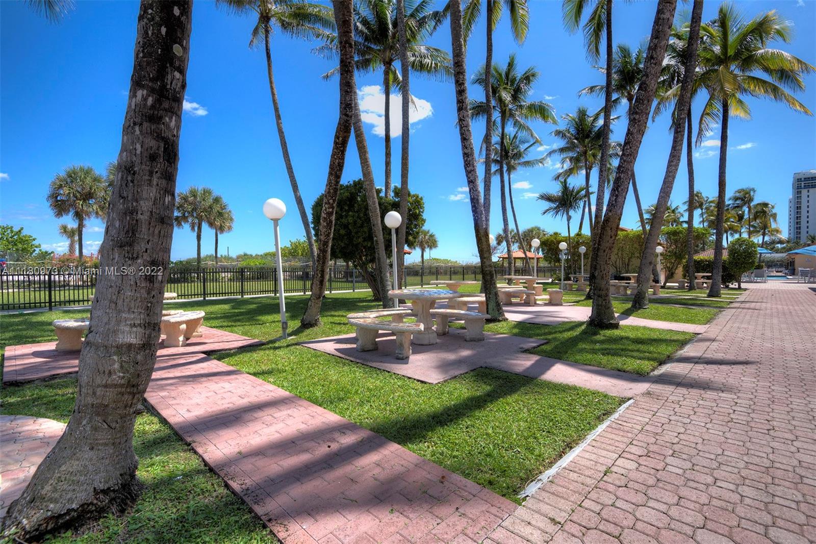 2555 Collins Ave Unit: 2200